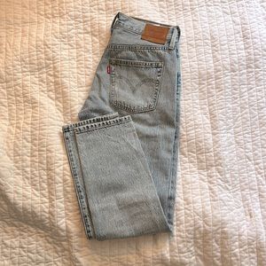 low waisted levi light blue wash distressed jeans size 25 fit 501 tapered